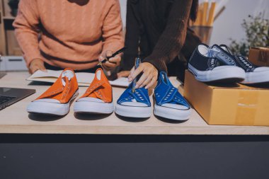 Asyalı bir kadın, sosyal ağda canlı yayında kıyafet satmayı sosyal medyada kıyafet satmayı anlatıyor. Blogger kadın nüfuzlu, KME perakende mağazası sahibi.