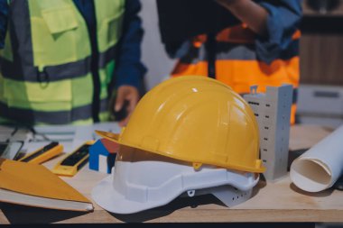 Mimarlar ve mühendisler inşaat projesinde işbirliği içinde çalışıyorlar