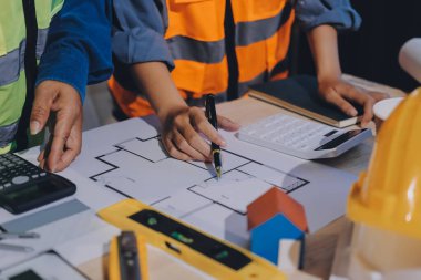Mimarlar ve mühendisler inşaat projesinde işbirliği içinde çalışıyorlar