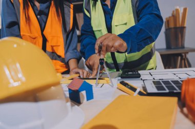 Mimarlar ve mühendisler inşaat projesinde işbirliği içinde çalışıyorlar