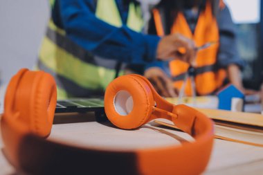 Mimarlar ve mühendisler inşaat projesinde işbirliği içinde çalışıyorlar