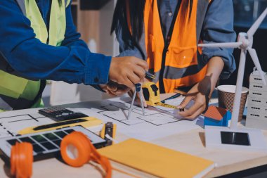 Mimarlar ve mühendisler inşaat projesinde işbirliği içinde çalışıyorlar