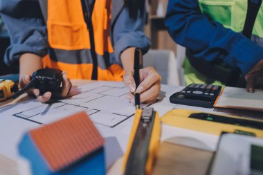 Mimarlar ve mühendisler inşaat projesinde işbirliği içinde çalışıyorlar