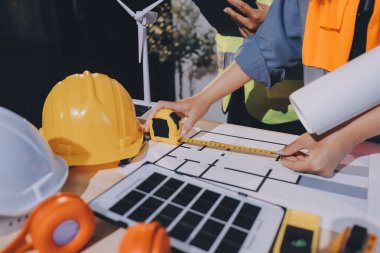 Mimarlar ve mühendisler inşaat projesinde işbirliği içinde çalışıyorlar