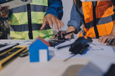 Mimarlar ve mühendisler inşaat projesinde işbirliği içinde çalışıyorlar