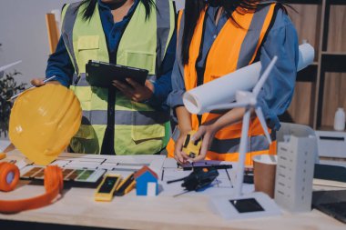 Mimarlar ve mühendisler inşaat projesinde işbirliği içinde çalışıyorlar