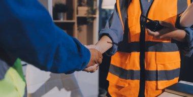 Mimarlar ve mühendisler inşaat projesinde işbirliği içinde çalışıyorlar