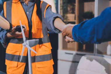 Mimarlar ve mühendisler inşaat projesinde işbirliği içinde çalışıyorlar