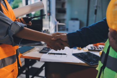 Mimarlar ve mühendisler inşaat projesinde işbirliği içinde çalışıyorlar