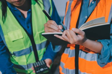 Mimarlar ve mühendisler inşaat projesinde işbirliği içinde çalışıyorlar