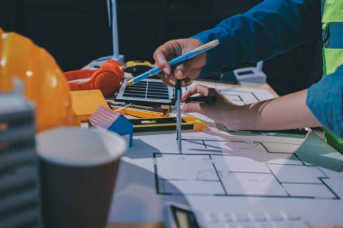 Mimarlar ve mühendisler inşaat projesinde işbirliği içinde çalışıyorlar