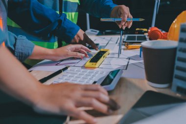 Mimarlar ve mühendisler inşaat projesinde işbirliği içinde çalışıyorlar