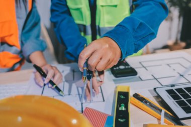 Mimarlar ve mühendisler inşaat projesinde işbirliği içinde çalışıyorlar