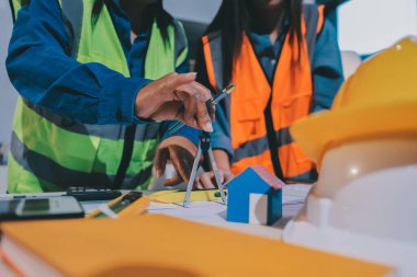 Mimarlar ve mühendisler inşaat projesinde işbirliği içinde çalışıyorlar