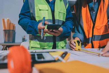 Mimarlar ve mühendisler inşaat projesinde işbirliği içinde çalışıyorlar