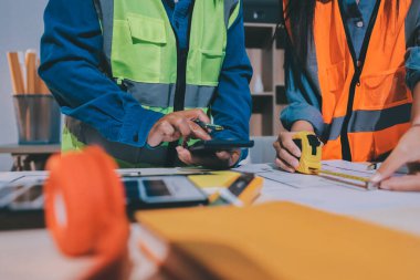 Mimarlar ve mühendisler inşaat projesinde işbirliği içinde çalışıyorlar