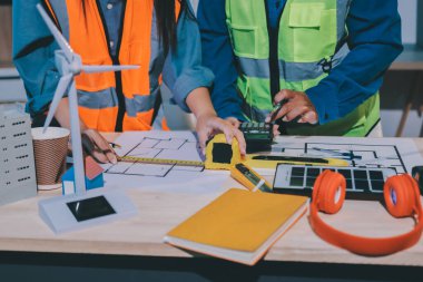 Mimarlar ve mühendisler inşaat projesinde işbirliği içinde çalışıyorlar