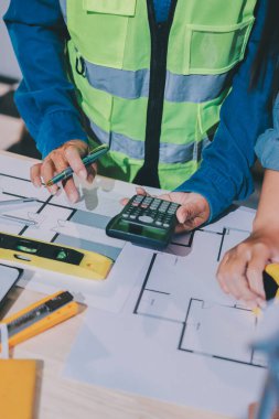Mimarlar ve mühendisler inşaat projesinde işbirliği içinde çalışıyorlar