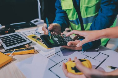 Mimarlar ve mühendisler inşaat projesinde işbirliği içinde çalışıyorlar