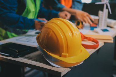 Mimarlar ve mühendisler inşaat projesinde işbirliği içinde çalışıyorlar