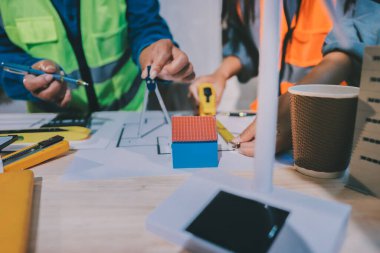 Mimarlar ve mühendisler inşaat projesinde işbirliği içinde çalışıyorlar