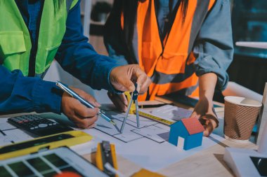 Mimarlar ve mühendisler inşaat projesinde işbirliği içinde çalışıyorlar