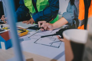 Mimarlar ve mühendisler inşaat projesinde işbirliği içinde çalışıyorlar