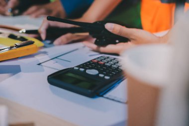 Mimarlar ve mühendisler inşaat projesinde işbirliği içinde çalışıyorlar