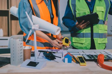 Mimarlar ve mühendisler inşaat projesinde işbirliği içinde çalışıyorlar