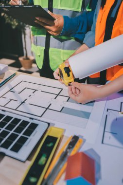 Mimarlar ve mühendisler inşaat projesinde işbirliği içinde çalışıyorlar