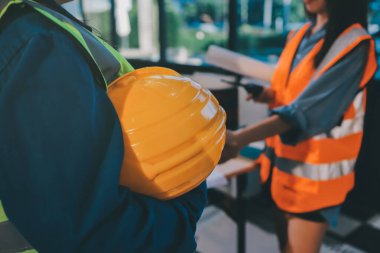 Mimarlar ve mühendisler inşaat projesinde işbirliği içinde çalışıyorlar