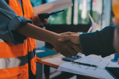 Mimarlar ve mühendisler inşaat projesinde işbirliği içinde çalışıyorlar