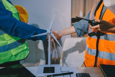 Mimarlar ve mühendisler inşaat projesinde işbirliği içinde çalışıyorlar