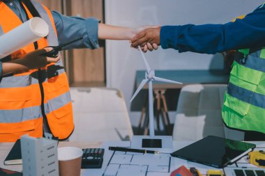 Mimarlar ve mühendisler inşaat projesinde işbirliği içinde çalışıyorlar