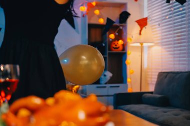 Neşeli ofis Cadılar Bayramı partisi kostüm giymiş iş arkadaşlarıyla, içkiler ve kahkahalarla kutlama, takım çalışmasını teşvik etme ve şenlik ruhu.