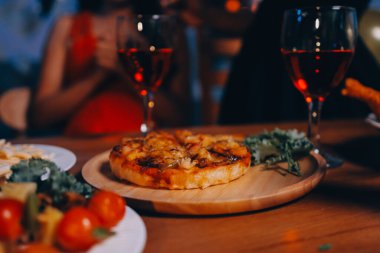 Neşeli ofis Cadılar Bayramı partisi kostüm giymiş iş arkadaşlarıyla, içkiler ve kahkahalarla kutlama, takım çalışmasını teşvik etme ve şenlik ruhu.