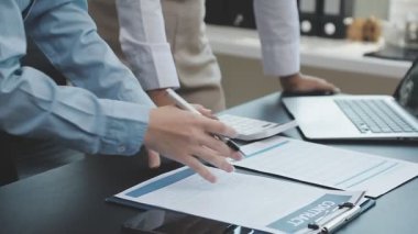 Vergi finans bütçesi, mali muhasebe kavramları. Yüksek açılı yakın çekim, hesap makinesi kullanarak, finansal analizi yapan kişiyi yakalar. Ödeme, Borç, Ceza, Kredi, Bill, İşadamı, Ofis, Para