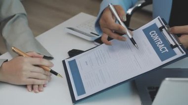 Araba sigortası belgesi ya da kira sözleşmesi imzalayan adam. Sözleşmeye ya da anlaşmaya imza atmak. Yeni ya da kullanılmış araç almak ya da satmak. Arabanın anahtarları masanın üstünde. Garanti ya da garanti. Müşteri ya da satıcı.