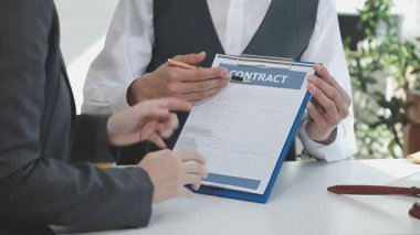 avukat ve birbirine office gazetelerde tartışırken bakarak istemci