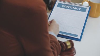 avukat ve birbirine office gazetelerde tartışırken bakarak istemci