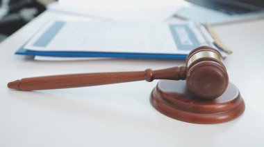 avukat ve birbirine office gazetelerde tartışırken bakarak istemci