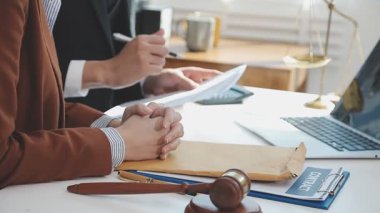 avukat ve birbirine office gazetelerde tartışırken bakarak istemci