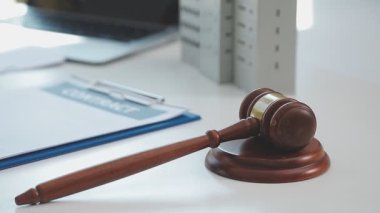 avukat ve birbirine office gazetelerde tartışırken bakarak istemci