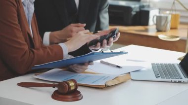 avukat ve birbirine office gazetelerde tartışırken bakarak istemci