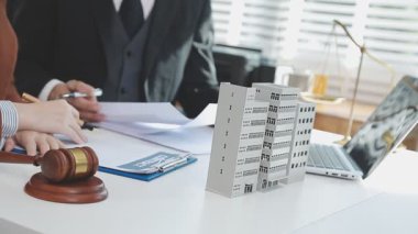 avukat ve birbirine office gazetelerde tartışırken bakarak istemci