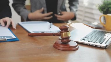 avukat ve birbirine office gazetelerde tartışırken bakarak istemci