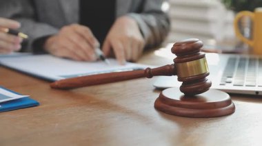 avukat ve birbirine office gazetelerde tartışırken bakarak istemci