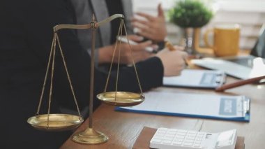 avukat ve birbirine office gazetelerde tartışırken bakarak istemci