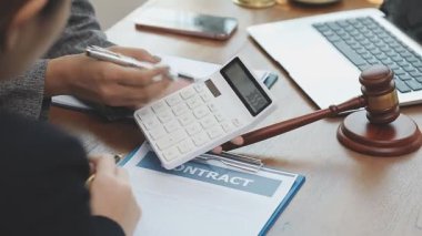 avukat ve birbirine office gazetelerde tartışırken bakarak istemci