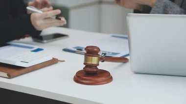 avukat ve birbirine office gazetelerde tartışırken bakarak istemci